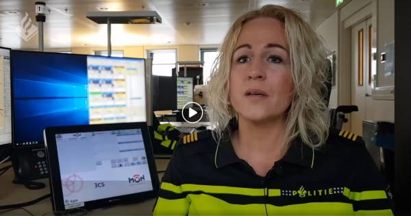 Anita Werkt Op De Meldkamer Van De Politie Emotie Is Echt