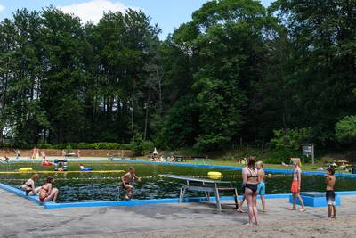 Het mag weer in Rekken: een frisse duik, maar wel op 1,5 meter afstand