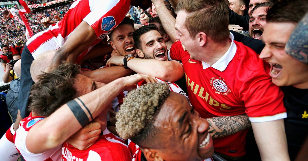 Superieur PSV grijpt landstitel tegen dramatisch Ajax | Nederlands voetbal | bd.nl