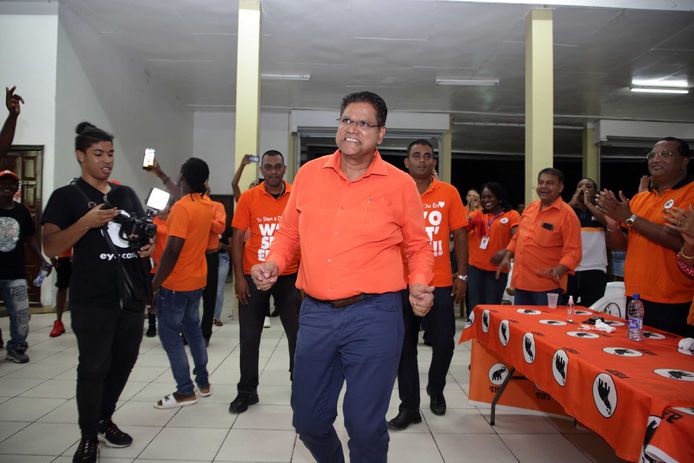 Chan Santokhi viert de zetelwinst in het partijcentrum in Paramaribo. Zijn oppositiepartij VHP lijkt de grootste te worden tijdens de parlementsverkiezingen.