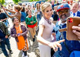 Máxima helpt met selfies nemen en speelt bingo op haar laatste werkdag