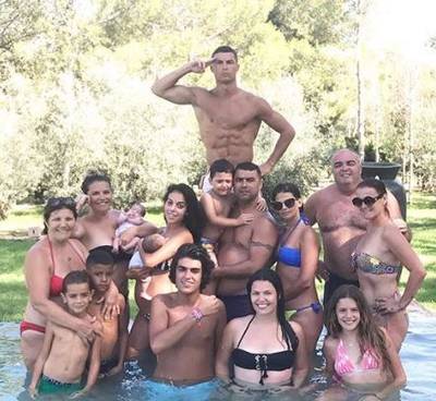 Binnen één uur miljoen likes voor Ronaldo's groteske familiefoto