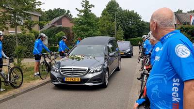 Erehaag voor verongelukte wielrenner: applaus voor Theo