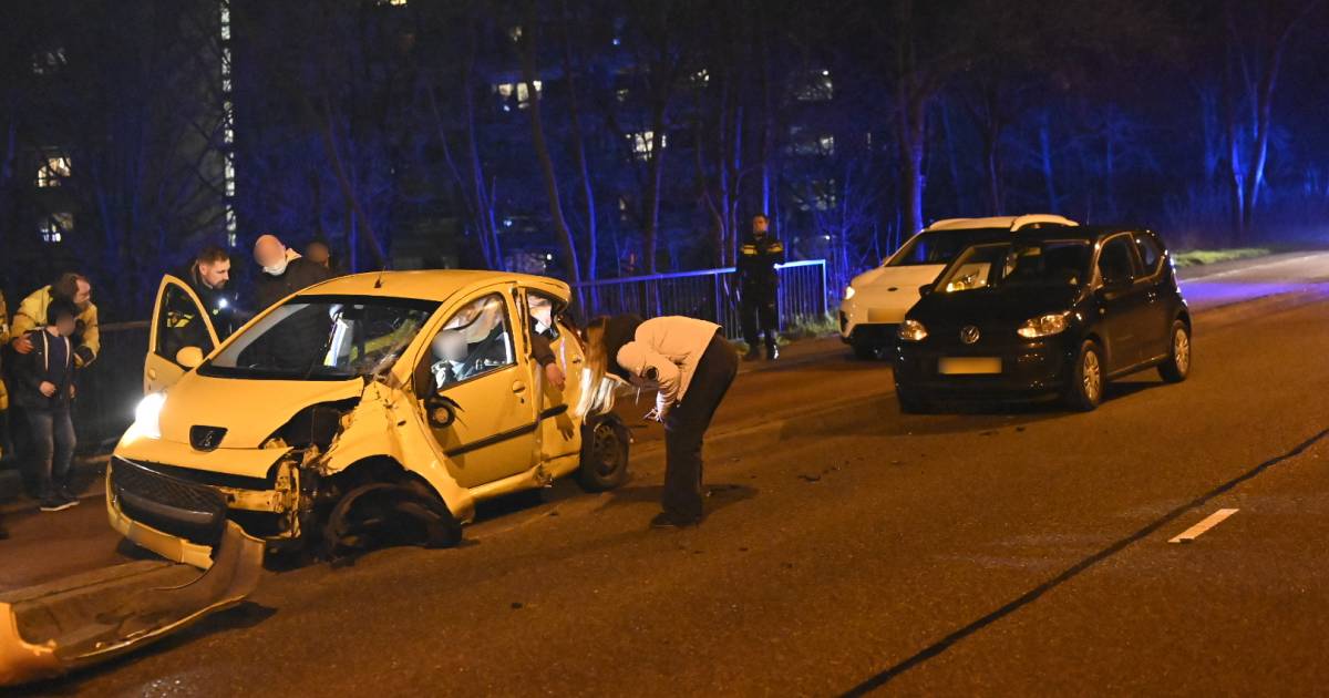 Automobilist bekneld bij eenzijdig ongeval op Nieuwe Dukenburgsebrug in Nijmegen.