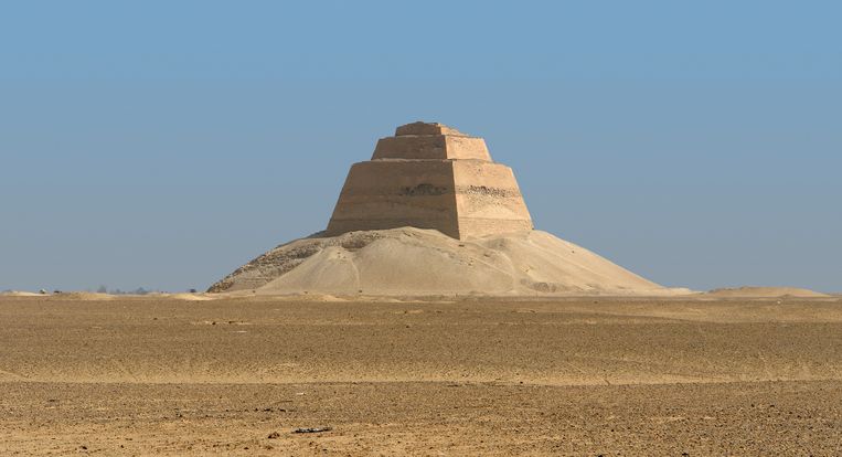 Wat er overblijft van de piramide in Meidoem is een torentje en wat puin. 