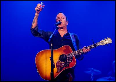 Kiefer Sutherland zingt grommend als een oude buitenboordmotor