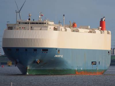 Schip met 3500 nieuwe Nissans drijft stuurloos op de oceaan