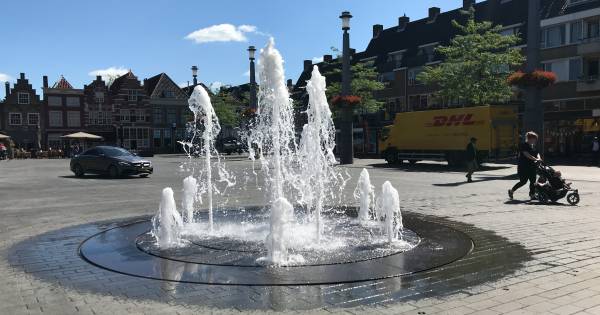 Fontein Op Het Statenplein Kleurt Roze Op Coming Out Day Om Mensen Hart Onder De Riem Te Steken Dordrecht Bndestem Nl