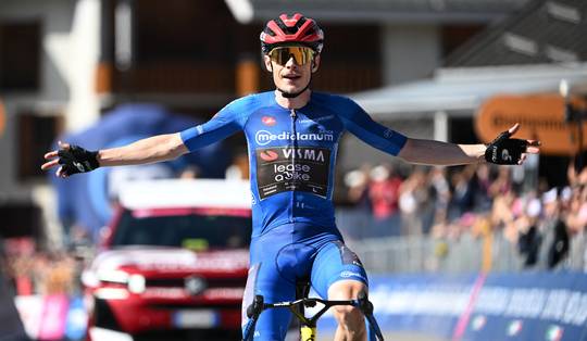 Jonas Vingegaard stap dichter bij eindwinst in Giro na winst in bergrit