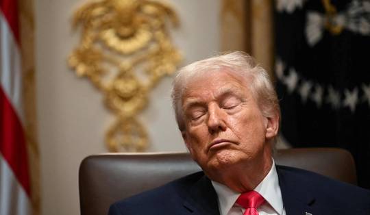 Een bebloede hand, een hoge dosis asprine en blauwe plekken: Trump verdedigt zijn ‘uitzonderlijke’ gezondheid