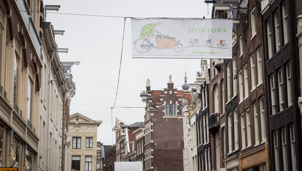 Spandoek In De Damstraat Rustig Aan Amsterdamse Fietsers Het Parool