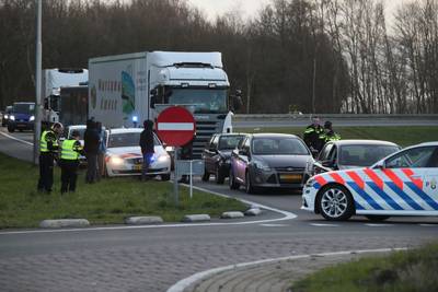 Politie houdt twee personen aan en weigert tien auto’s toegang tot Urk