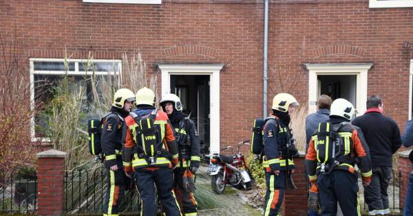Oplader van telefoon vliegt in brand: brandweer forceert voordeur om binnen te komen.