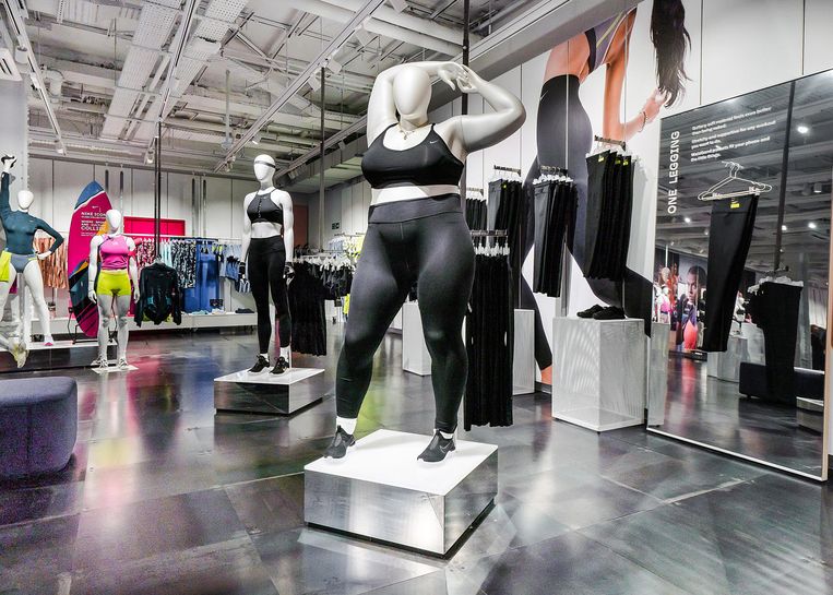 Één van de plussize mannequins in de flagshipstore van Nike.