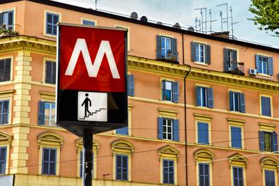 Bejaarde Nederlanders rijden in Rome met auto van metrotrap af
