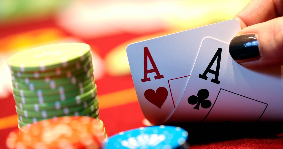 Politie valt pand aan de Sydneystraat in Rotterdam Overschie binnen en betrapt 18 gokkers op heterdaad: allemaal aangehouden.