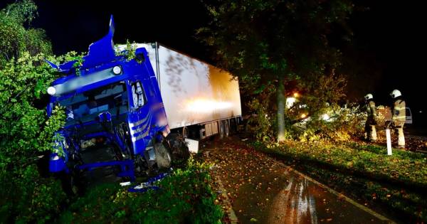 Truck rijdt bomen uit de grond en belandt in de sloot in Oeffelt: OEFFELT