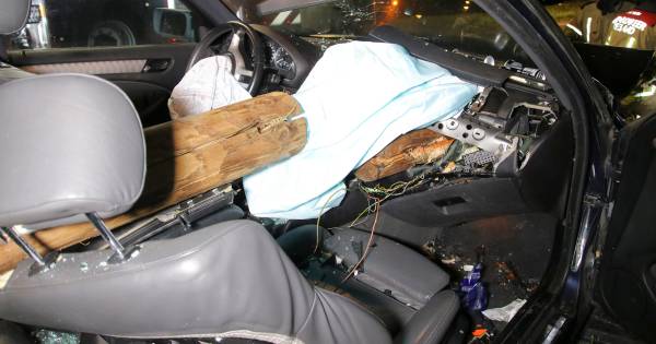 Balk van vangrail doorboort auto in Wemeldinge: 2 gewonden - BN DeStem