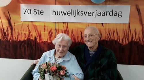 Gabriella (101) en Oscar (94) vieren 70 jaar huwelijk op corona-afdeling
