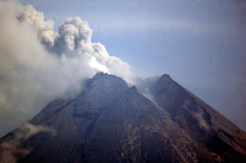  Eruption  du volcan Merapi  en  Indon sie plus de 300 morts 