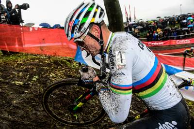 Van der Poel komt slechte start te boven en wint in Tabor