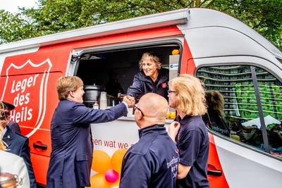 Koning opent Leger des Heils-locatie maar slaat de kippensoep af