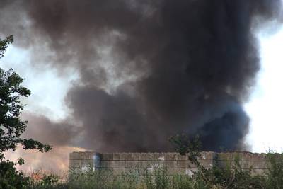 Zwarte rookpluim bij afvalverwerker ARN in Weurt, brand onder controle