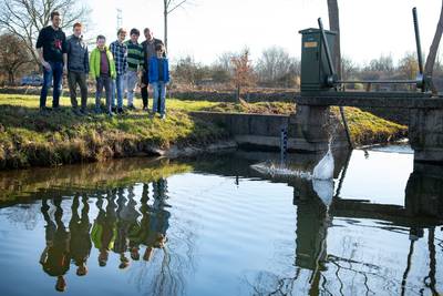 Deze jonge magneetvissers hengelen kluis met zes horloges uit de sloot: ‘Zoiets verwacht je niet’