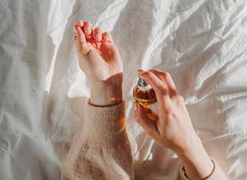 Bodymist en parfum: wat is het verschil en hoe gebruik je ze?
