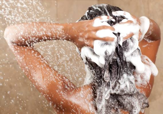 Waarom je je haar beter ondersteboven kunt wassen