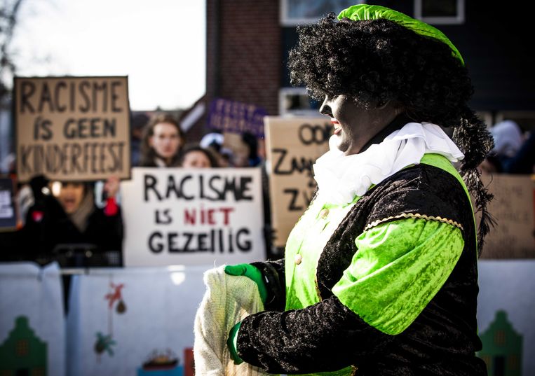 Demonstranten en een Zwarte Piet tijdens de landelijke intocht van Sinterklaas op de Zaanse Schans. De oer-Hollandse Zaanse Schans is dit jaar het decor van de landelijke intocht van de goedheiligman en zijn pieten.