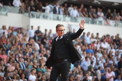 Guus Meeuwis omver gekegeld en Geer is opdringende fans beu