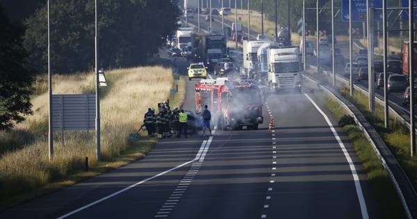 Ongeluk en autobrand zorgen voor ellende op A73 bij knooppunt Rijkevoort