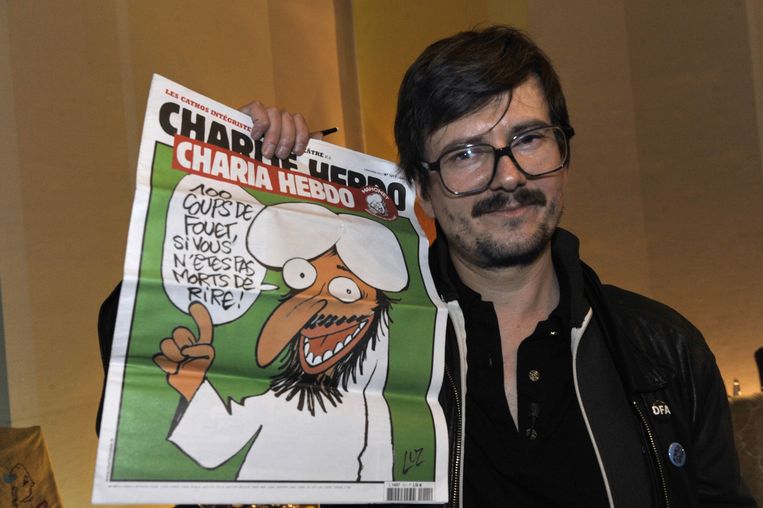 Cartoonist Luz met een speciale editie van Charlie Hebdo Beeld afp