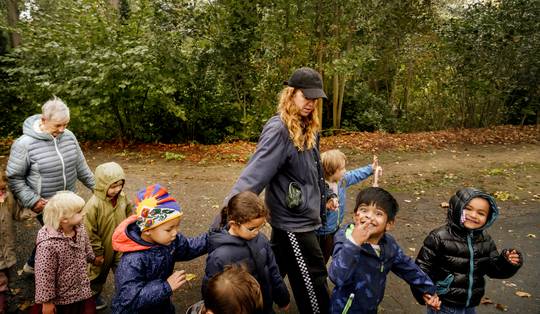 Hier staat de schoolpoort wagenwijd open: in ’t Speelscholeke voeden ouders en leerkrachten samen op