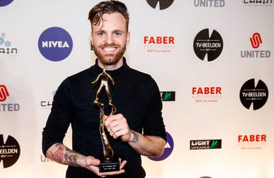 Tim Hofman komt met 'bejaardenversie' van #BOOS