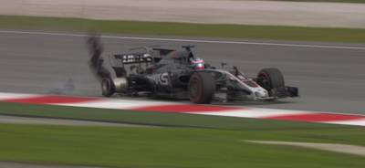 Keiharde crash Grosjean door opstaande putdeksel