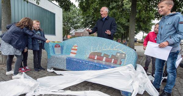 Social sofa is cadeau voor heel Hansweert | Bevelanden - PZC