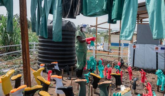 Ongezien broeide het ebolavirus, nu dreigt de grootste uitbraak ooit: ‘Het virus legt routes af waar we niets van weten’