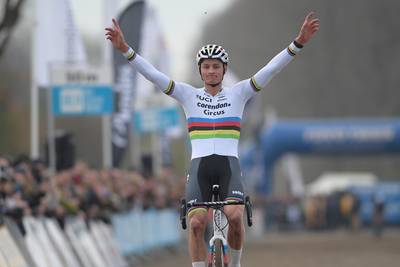 Van der Poel weer klasse apart, ook Kastelijn oppermachtig