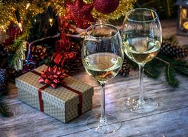 Dít zijn de lekkerste witte wijnen voor bij het kerstdiner