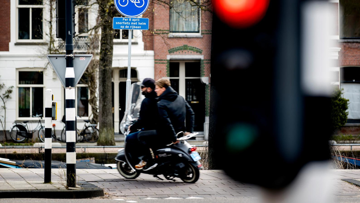 Scooters blijven op het fietspad rijden Het Parool