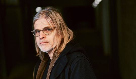 Rob van Essen komt met nieuwe roman: ‘Voor Lize is het zwaarder dan voor mij. Ik heb de aandoening, maar zij moet er mee omgaan’