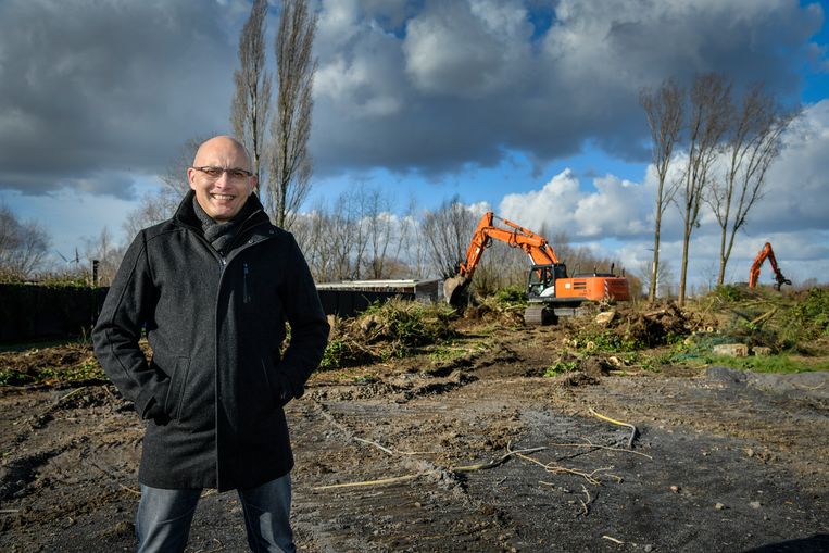 Schepen De Donder aan de terreinen in de Driesstraat waar de werken voor de aanleg van het voedselbos zijn gestart.