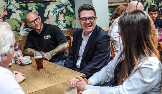 Kersverse Labour-premier Andy Burnham vrolijkt de morrende natie op: ‘De cavalerie is in aantocht’