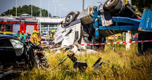 Vrachtwagen met gevaarlijke stoffen slaat over de kop na aanrijding op A16.