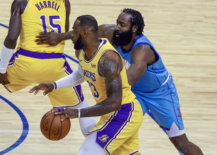 LeBron James vecht een duel uit met James Harden.