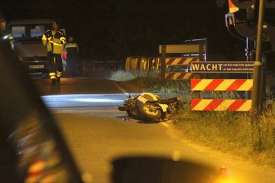 Bromfietser (18) overleden bij treinongeval, omstander gewond bij reddingspoging