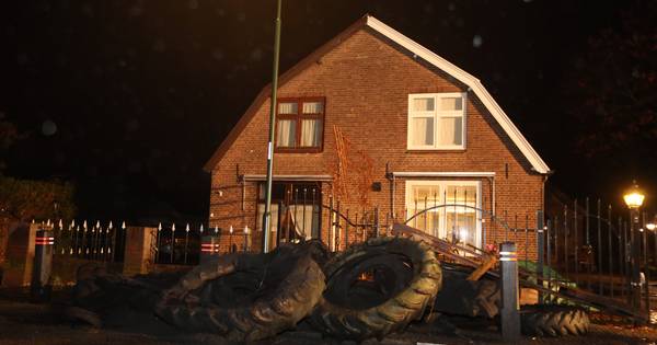 Grote stapel tractorbanden in brand in Waardenburg