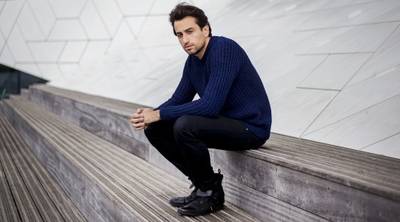 Dotan zit urenlang naast fan die geen idee heeft wie hij is